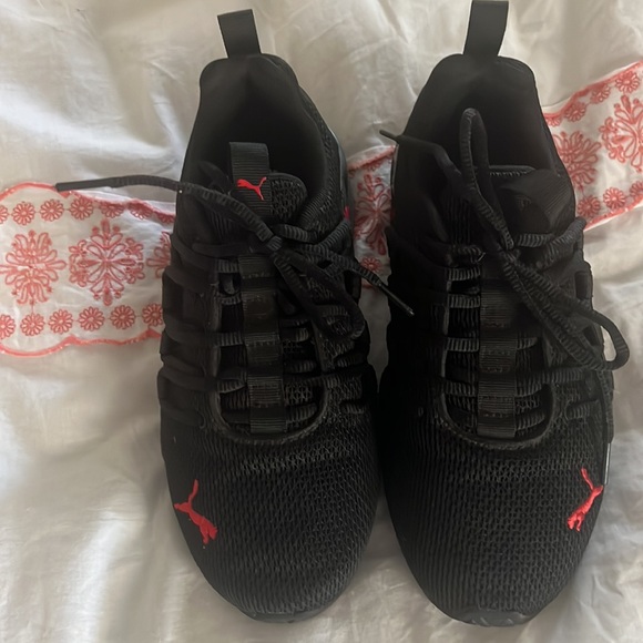 Size 5.5 US black and red Puma shoes. Worn only twice by my son, too small now. - Picture 3 of 8